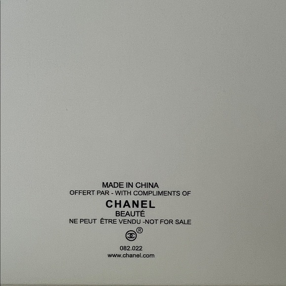 Chanel Holiday Fabric Cosmetic Pouch Gold logo - Picture 5 of 12